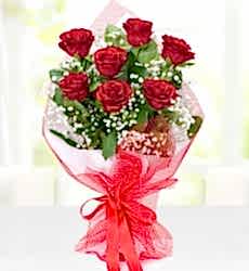 7 Kırmızı Gül Buketi 7 Adet kırmızı gül ve cipsofilyalar ile hazırlanmış el buketi.