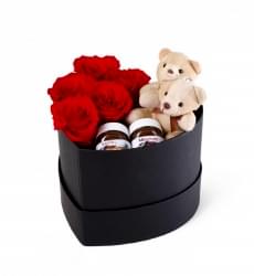 Kalp Kutuda Kırmızı Gül, Mini Ayıcık & Çikolatalar