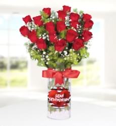 Seni Seviyorum temalı silindir cam vazo içerisinde kırmızı gül, yeşillikler ve cipsofilyalar ile hazırlanmıştır.