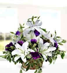 Lilyum ve Mor Lisyantüs Sepeti Sepet içerisinde kokulu beyaz kazablanka lilyum ve mor lisyantus ile hazırlanmıştır.