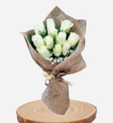  11 Beyaz Gül Buketi Beyaz gül, cipsofilya ve çeşitli yeşillikler ile hazırlanmış el buketi.