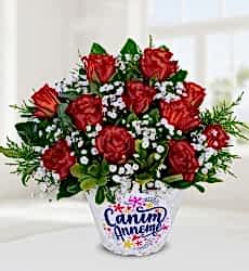 Anneler günü temalı konik cam vazoda kırmızı gül, cipsofilya ve yeşillikler ile hazırlanmıştır