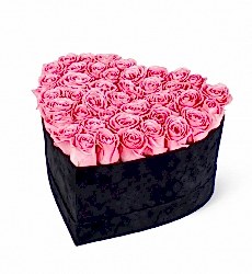 “Corazón Negro – 45 Rosas Rosadas en Caja de Corazón de Terciopelo”