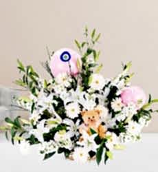Pembe Balonlu ve Ayıcıklı Çiçek Sepet içerisinde kazablanka beyaz lilyum, kokulu beyaz şebboy, beyaz gerbera, peluş oyuncak ve pembe balonlar ile hazırlanmıştır.