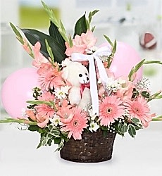 Balonlu Gerbera Glayor Sepet içinde 5 adet pembe gerbera, 10 adet beyaz papatya, 9 adet pembe glayor, 1 adet ayıcık ve 2 adet pembe balon ile hazırlanmış aranjman. Not; Papatyaların, yapısı gereği aranjmandaki çiçek adedine tomurcukları da dahildir.