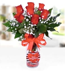 Seni Seviyorum Gül Vazosu Seni seviyorum temalı silindir vazo içerisinde kırmızı gül, cipsofilya ve yeşillikler ile hazırlanmıştır.