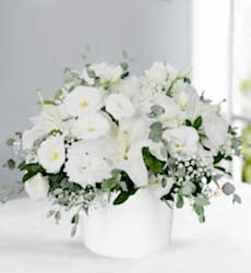 Seramikte Lilyum ve Lisyantüs Seramik içerisinde beyaz lilyum, beyaz lisyantus ve yeşillikler ile hazırlanmıştır