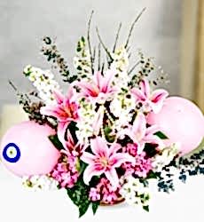 Pembe Lilyum Şebboy Balonlar Bu aranjman sepet içerisinde pembe kazablanka lilyum, beyaz şebboy, mevsim çiçekleri ve pembe balonlar ile hazırlanmıştır.