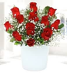 Seramikte Kırmızı Güller Seramik vazo içerisinde kırmızı gül, cipsofilya ve yeşillikler ile hazırlanmıştır.