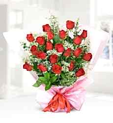 21 Kırmızı Gül Buketi Kırmızı gül, cipsofilya ve çeşitli yeşillikler ile hazırlanmış buket.