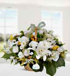 Lisyantüs Lilyum Kır Çiçekleri Sepet içerisinde beyaz lilyum ve beyaz mevsim çiçekleri ile hazırlanmıştır.