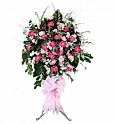 Pembe gerberalar ve karışık beyaz mevsim çiçekleri ile hazırlanmış açılış, düğün ve nikah çiçeği.