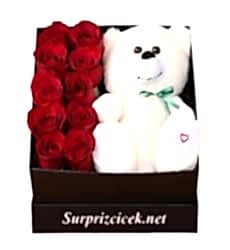 Kutuda kırmızı güller ve peluş ayıcık