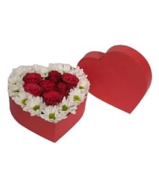 Siyah Kalp Kutuda 6 Kırmızı Gül ve 15 Beyaz Papatya Aranjmanı