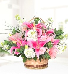 Pembe Lilyum Gerbera Şebboy Sepet içerisinde pembe lilyum, pembe gerbera ve şebboy ile hazırlanmıştır.