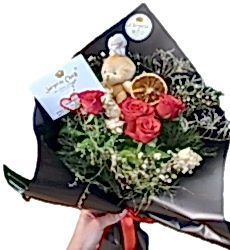 Sevimli Tavşan ve Kırmızı Güller