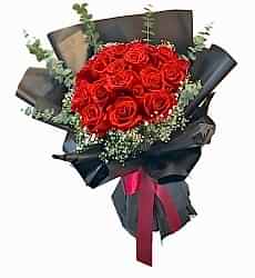 Siyah Kağıtda 20 Kırmızı Gül