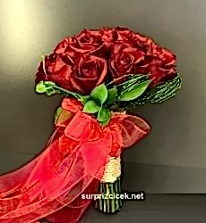 Kırmızı Güllerden Gelin Buketi