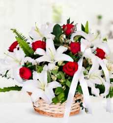 Sepette Kazablanka Lilyum Gül Bu aranjman sepet içerisinde beyaz kazablanka lilyum ve kırmızı gül ile hazırlanmıştır.