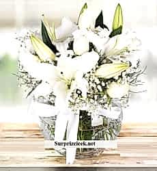 Fanus Camda Beyaz Lilyum ve Güller