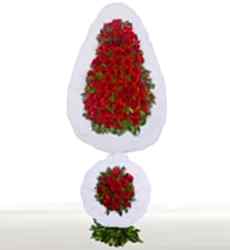 Kırmızı gerbera ile hazırlanmış çift katlı ayaklı nikah, düğün ve açılış çiçeği.