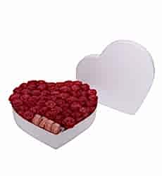 “Cuore Bianco – 50 Rose Rosse in Scatola a Cuore Bianco”