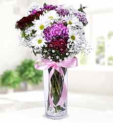 Beyaz Papatya Hüsnüyusuf Silindir vazo içerisinde beyaz papatya, hüsnüyusuf ve yeşillikler ile hazırlanmıştır.