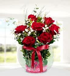 Akvaryumda Kırmızı Güller Cam fanus vazo içerisinde kırmızı gül ve yeşillikler ile hazırlanmıştır.