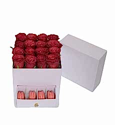 Beyaz kare kutu içerisinde güller ve makaronlar ile hazırlanmıştır.