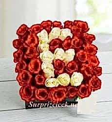 Kutuda Aşkın Baş Harfi Kırmızı Gül Aranjmanı