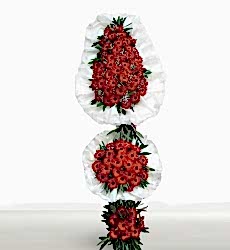 Kırmızı gerbera ve yeşillikler ile hazırlanmış üç katlı ayaklı nikah, açılış ve düğün çiçeği.