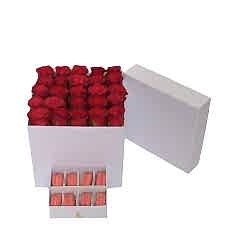 Beyaz kutu içerisinde kırmızı güller ve makaronlar ile hazırlanmıştır