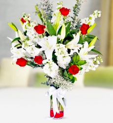 Vazoda Gül Lilyum Şebboy Şık silindir cam vazoda beyaz kazablanka lilyum, beyaz şebboy ve kırmızı gül ile hazırlanmıştır.