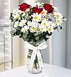 Vazoda Krizantem ve Kırmızı Gül Cam vazo içerisinde kırmızı gül ve beyaz krizantem ve yeşillikler ile hazırlanmıştır.