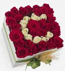 Kişiye Özel Kutuda Baş Harfi Güller