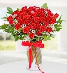 Vazoda 41 Kırmızı Gül Silindir cam vazo içerisinde kırmızı gül, cipsofilya ve yeşillikler ile hazırlanmıştır.