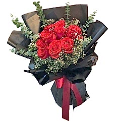 9 Kırmızı Gül Siyah Kağıtta