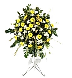 Sarı gerberalar ve karışık beyaz mevsim çiçekleri ile hazırlanmış açılış, düğün ve nikah çiçeği.