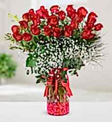33 Kırmızı Gül Silindir cam vazo içerisinde kırmızı gül, cipsofilyalar ve yeşillikler ile hazırlanmıştır.