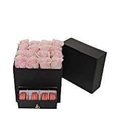 Çekmeceli Siyah Kutuda 16 Pembe Gül ve 4 Makaron | Hediye ve Çiçek Aranjmanı
