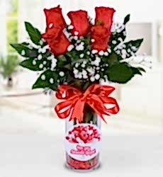 Her Şey Seninle Güzel Vazosu Kalp temalı silindir vazo içerisinde kırmızı gül, cipsofilya ve yeşillikler ile hazırlanmıştır.