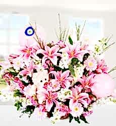  Lilyum Gerbera ve Ayıcık Bu aranjman sepet içerisinde pembe kazablanka lilyum, beyaz şebboy, pembe gerbera, pembe balonlar ve peluş oyuncak ile hazırlanmıştır.