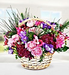 Pembe ve Mor Mevsim Çiçekleri Pembe ve mor mevsim çiçekleri ile hazırlanan çiçek sepeti arajmanı.